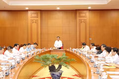 Une réunion de Tran Cam Tu, membre du Bureau politique et permanent du Secrétariat, avec les comités du Parti, les organes relevant du niveau central, le 16 octobre au siège du Comité central du Parti. Photo : VNA.