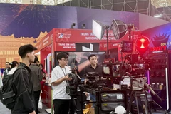 Des visiteurs découvrent des technologies innovantes du cinéma lors de la Foire. Photo : VNA 