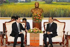 Le président Luong Cuong (gauche) et l'ancien secrétaire général du PPRL et président du Laos Choummaly Sayasone. Photo : VNA