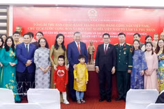 Le dirigeant To Lam et son épouse avec le personnel de l’ambassade du Vietnam ainsi que des représentants de la communauté vietnamienne aux Philippines. Photo : VNA