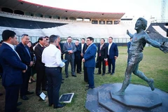 Le Premier ministre Pham Minh Chinh visite le club de football Vasco da Gama. Photo: VNA