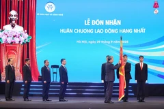 Le secrétaire général To Lam remet au ministère des Sciences et des Technologies l’Ordre du Travail de première classe. Photo: VNA