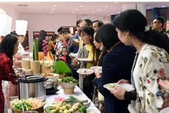 Des convives font la queue pour déguster des plats vietnamiens lors de la « Journée du Vietnam en Arabie Saoudite 2024 ».