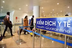 Des passagers arrivant au Vietnam via l’aéroport international de Noi Bai. Photo : Chinh phu