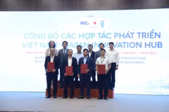 Les organisateurs présentent les orientations de coopération entre le Vietnam et ses partenaires pour développer l’écosystème d’innovation et les secteurs technologiques stratégiques au Vietnam. Photo : tapchikinhtetaichinh.vn