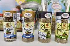 Des produits à base de poivre de Phu Quoc, certifiés OCOP trois étoiles de la province d'An Giang, sont exposés lors d'une exposition consacrée aux produits OCOP emblématiques du delta du Mékong. Photo : VNA