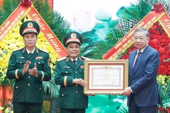 Le secrétaire général du Parti, To Lam (à droite), remet le titre de Héros des Forces armées populaires au Département général de la Logistique et de la Technique relevant du ministère de la Défense. Photo: VNA