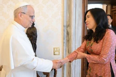 Le pape Léon XIV et La vice-ministre des Affaires étrangères, Le Thi Thu Hang. Photo: ministère des Affaires étrangères