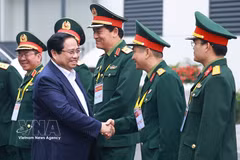 Le Premier ministre Pham Minh Chinh avec des dirigeants du groupe Viettel. Photo : VNA