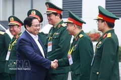 Le Premier ministre Pham Minh Chinh avec des dirigeants du groupe Viettel. Photo : VNA