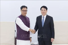 Le président Luong Cuong (droite) et le ministre indien Kiren Rijiju. Photo: VNA