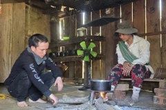 A Nhanh (à gauche), dans la province de Quang Ngai, a été secouru et rapatrié chez lui après avoir été amené au Cambodge avec l'astuce du « travail facile, salaire élevé »: Photo: VNA