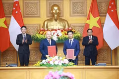 Le Premier ministre Pham Minh Chinh et le Premier ministre singapourien Lawrence Wong assistent à la remise d'un mémorandum de coopération entre des organisations des deux pays. Photo : VNA