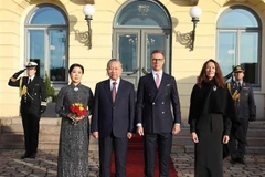 Le secrétaire général du Parti communiste du Vietnam (PCV), To Lam, et son épouse, le président finlandais, Alexander Stubb, et son épouse. Photo: VNA