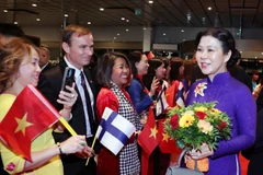 L’épouse du secrétaire général, Ngo Phuong Ly, et des Vietnamiens en Finlande. Photo: VNA