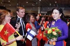 L’épouse du secrétaire général, Ngo Phuong Ly, et des Vietnamiens en Finlande. Photo: VNA