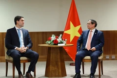 Le Premier ministre Pham Minh Chinh (droite) et un dirigeant du groupe Vale. Photo: VNA