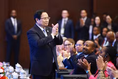 Le Premier ministre Pham Minh Chinh et des délégués à la cérémonie de clôture. Photo: VNA