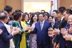 Le Premier ministre Pham Minh Chinh et des représentants d’entreprises. Photo: VNA