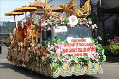 Char fleuri de la VBS transportant les reliques du Bouddha Shakyamuni. Photo: VNA