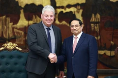 Le Premier ministre Pham Minh Chinh et Eduard Stiphout, vice-président principal du groupe ASML (Pays-Bas). Photo: VNA