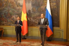 Le vice-Premier ministre et ministre des Affaires étrangères du Vietnam, Bui Thanh Son, et le chef de la diplomatie russe, Sergueï Lavrov, lors de la conférence de presse donnée après leur entretien, le 2 avril. Photo: VNA
