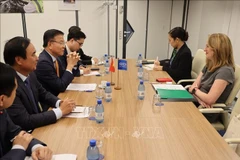 Le vice-Premier ministre Le Thanh Long travaille avec Amy Pope, directrice générale de l’Organisation internationale pour les migrations (OIM). Photo: VNA