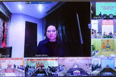 Le Premier ministre Pham Minh Chinh préside depuis l’Afrique du Sud une réunion d’urgence en visioconférence avec les dirigeants des ministères, organismes et localités afin d’examiner la situation et les mesures urgentes de réponse aux intempéries dans plusieurs provinces du Centre. Photo: VN