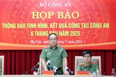 Le général Nguyên Thanh Tung, directeur de la police de Hanoï, répond aux questions des journalistes. Photo : VNA