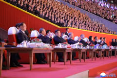 Le 9 octobre au soir, à Pyongyang, le secrétaire général du Parti du Travail de Corée et président de la Commission des affaires d’État de la RPDC, Kim Jong Un, ainsi que d'autres dirigeants, assistent à un spectacle artistique à l’occasion du 80ᵉ anniversaire de la fondation du Parti du Travail de Corée. Photo : KCNA