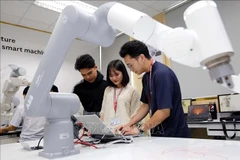Étudiants du laboratoire de robotique de l'Université d'industrie de Ho Chi Minh-Ville. Photo : VNA