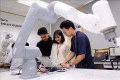 Étudiants du laboratoire de robotique de l'Université d'industrie de Ho Chi Minh-Ville. Photo : VNA