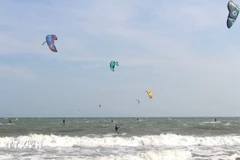 Le quartier de Mui Ne, province de Lam Dong, affirme progressivement sa nouvelle position, non seulement comme destination de villégiature réputée, mais aussi comme l’un des hauts lieux du tourisme sportif maritime au Vietnam et dans la région. Photo: VNA
