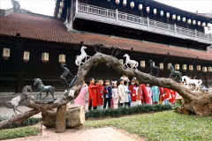 Des enfants visitent « Ngựa về phố », organisée au Temple de la Littérature (Van Mieu – Quoc Tu Giam). Photo : Baoanhvietnam