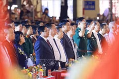 Le Premier ministre Pham Minh Chinh et des délégués assistent au programme artistique spécial. Photo : VNA