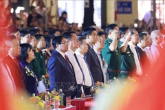Le Premier ministre Pham Minh Chinh et des délégués assistent au programme artistique spécial. Photo : VNA