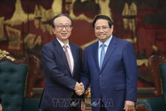 Hironori Kamezawa, directeur général de Mitsubishi UFJ Financial Group (MUFG), et le Premier ministre Pham Minh Chinh (droite). Photo: VNA