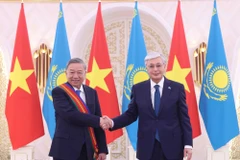 Le président du Kazakhstan, Kassym-Jomart Tokaïev (droite), et le secrétaire général du Parti communiste du Vietnam (PCV), Tô Lâm. Photo: VNA