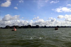 Des bateaux de la Police provinciale de Quang Ninh participent aux recherches dans la baie d'Ha Long. Photo d'illustration : VNA