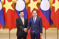 Le président de l’Assemblée nationale, Tran Thanh Man (à droite), et le secrétaire général du Parti populaire révolutionnaire du Laos (PPRL) et président du Laos, Thongloun Sisoulith. Photo: VNA