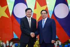 Le Premier ministre Pham Minh Chinh et le secrétaire général du PPRL et président du Laos, Thongloun Sisoulith. Photo : VNA