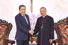 Le président de l’Assemblée nationale, Tran Thanh Man, et l’archevêque de Hanoï, Vu Van Thien. Photo: VNA