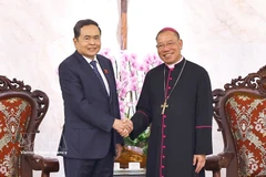 Le président de l’Assemblée nationale, Tran Thanh Man, et l’archevêque de Hanoï, Vu Van Thien. Photo: VNA