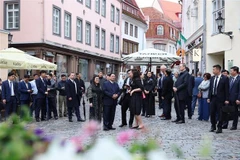 Le Premier ministre Pham Minh Chinh et son épouse visitent la Vieille ville de Tallinn. Photo: VNA
