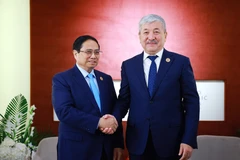 Le Premier ministre Pham Minh Chinh (gauche) et son homologue kirghize, Adylbek Kasimalyev. Photo: VNA