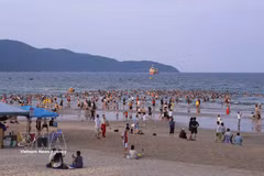 Les plages de Da Nang attirent de nombreux visiteurs à l’occasion des jours fériés. Photo : VNA