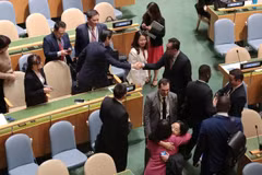 De nombreux États membres de l’ONU viennent féliciter le Vietnam pour son excellent résultat au vote. Photo: VNA