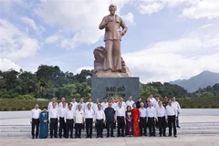 Le président de l'Assemblée nationale, Tran Thanh Man, et les délégués déposent des fleurs au monument du Président Hô Chi Minh. Photo : Doan Tan - VNA