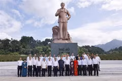 Le président de l'Assemblée nationale, Tran Thanh Man, et les délégués déposent des fleurs au monument du Président Hô Chi Minh. Photo : Doan Tan - VNA