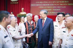 Le secrétaire général du Parti, Tô Lâm, rencontre d’anciens cadres supérieurs de la Police populaire. Photo: VNA
